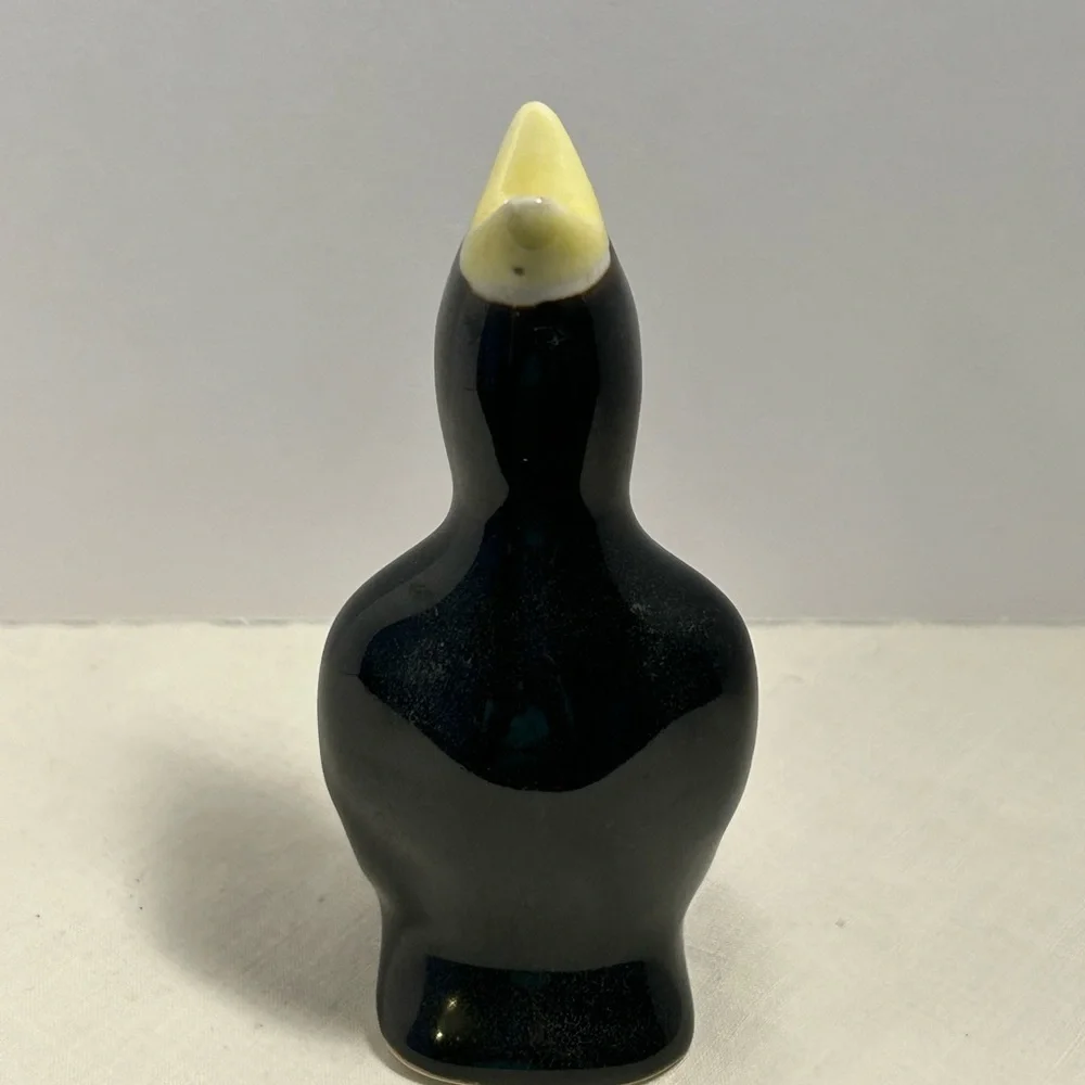Vintage Venting Pie Bird Black with Yellow‎ Beak MCM